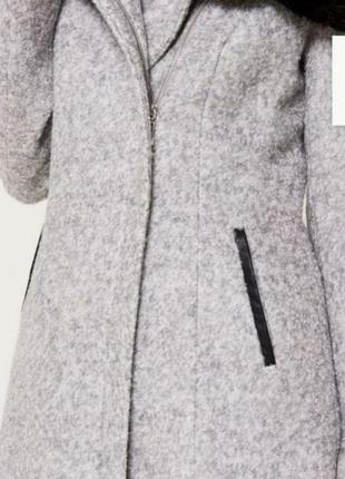 Элегантное светло серое пальто с меховым воротником mohito3 фото