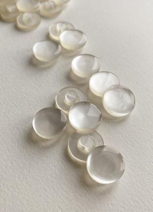 Пуговица костюмная карамелька перламутр ножке бежевая 14мм пластик