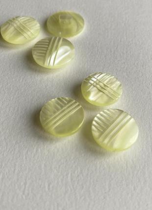 Ґудзик костюмний полоски партнер маленький на ніжці жовтий 15мм пластик