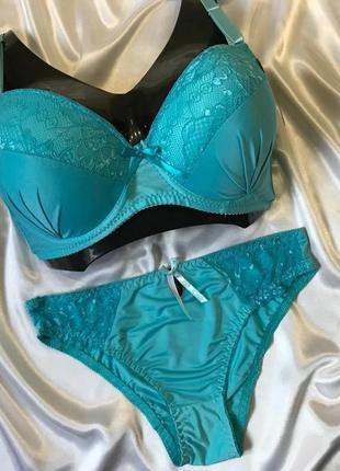 Комплект жіночої спідньої білизни. комплект жіночої нижньої білизни. нижня білизна.