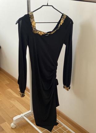 Вечірня сукня з незвичайними рукавами