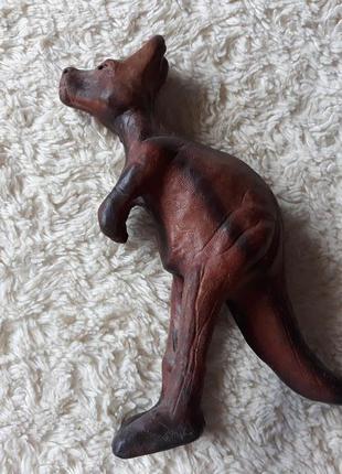 Статуетка кенгуру, шкіра, ручна робота3 фото