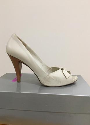 Очень симпатичные кожаные туфли