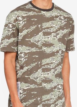 Камуфльований оверсайз футболка з окантовкою