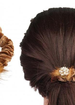Резинка для волос вельветовая со стразами и опушкой (светло-коричневая)