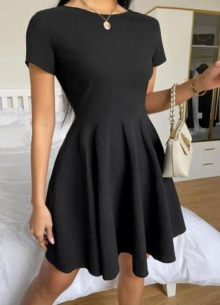 Платье черное короткое качественное однотонное с вырезом на спине юбка в складку стильное