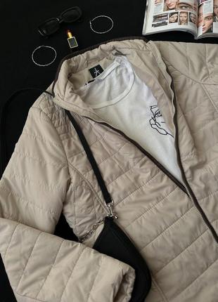 Легкая, стеганая демисезонная куртка цвета слоновой кости от atmosphere2 фото