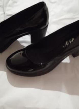 Туфлі лакові 39 р