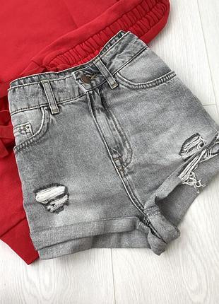 Серые джинсовые шорты с рваностями topshop hallie