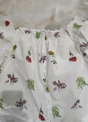 Блузка белая с принтом цветов8 фото