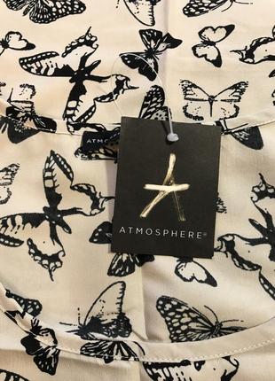 Очень красивая и стильная брендовая блузка в бабочках.1 фото