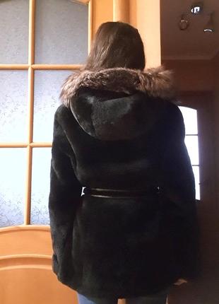 Продам жіночу шубу з натурального мутона в чудовому стані.