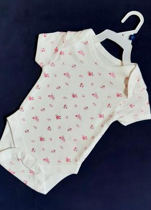 Боді чоловічок early days англія білий трикотажний у рожеві квіточки на 1-3 місяці (4,5 кг)