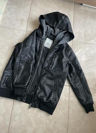 Уголка из эко кожи на хлопчике 136-140