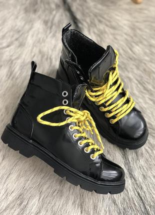 Стильні лакові черевики zara, чорного кольору