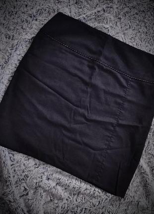 Черная юбка с серым оттенком