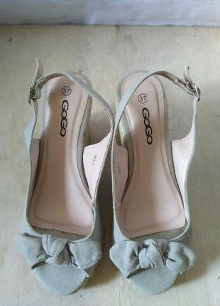 Зручні босоніжки на танкетці сірі 24 см