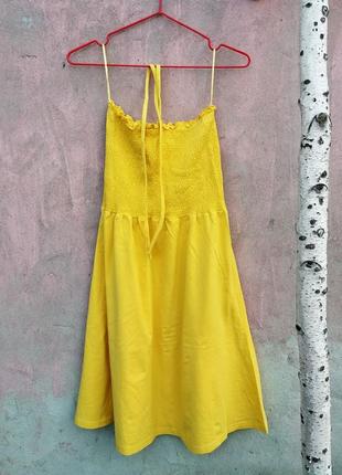 Короткое летнее платье сарафан солнечного жёлтого цвета от h&m с завязками на шею