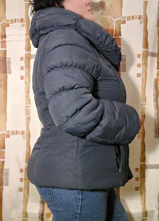 Теплая куртка графитного оттенка с объемным воротом3 фото