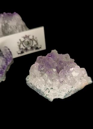 Аметист друза. натуральний камінь аметист. друза аметисту.  бразилія.