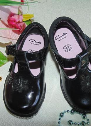 Мигают.шикарные туфли clarks 2