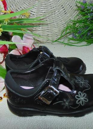 Мигают.шикарные туфли clarks 5