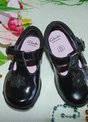 Блимають.шикарні туфлі clarks