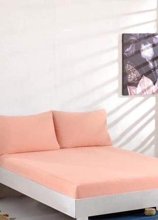 Простынь трикотажная на резинке спальное место  160 x 200 см с 2 наволочками на молнии  50*70 см цвет персик
