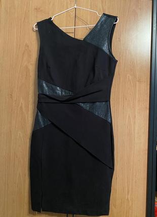 Чёрное платье с кожаными вставками