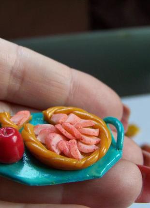 Їжа для ляльок барбі та лол ручної роботи яблучний пиріг на блакитному таці