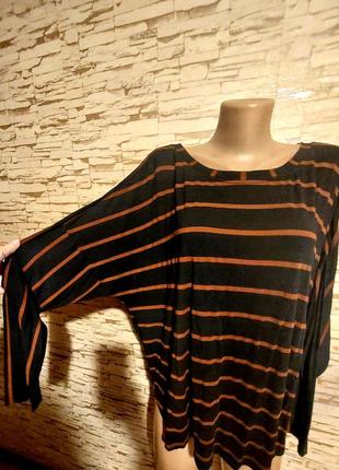 Чудова блуза з цікавою спинкою