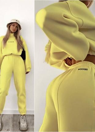 Костюм женский спортивный &nbsp; теплый желтый качественный оверсайз свитшот с надписью на затяжках брюки джоггеры на высокой посадке качественный стильный