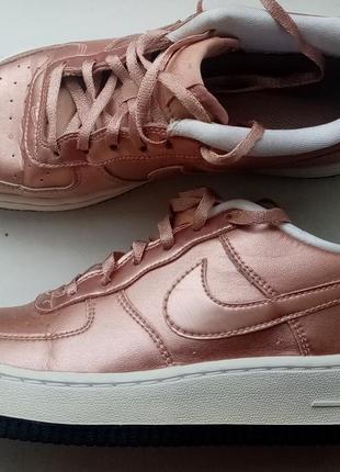 Оригинал. кожаные кроссовки nike air force 1 se gs 'metallic bronze'