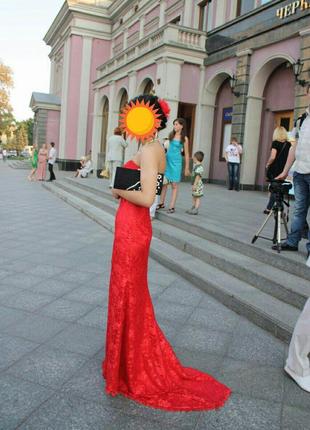 Выпускное вечернее красное платье со шлейфом
