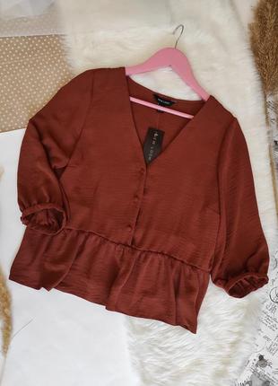 Стильна блуза з пишними рукавами v вирізом на ґудзиках і відрізною талією рюшею