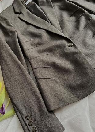 Пиджак от calvin klein с брендированной фурнитурой.3 фото