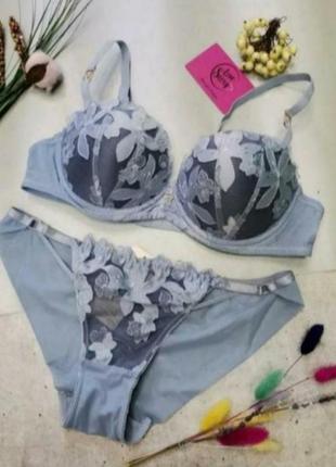 Кружевной комплект нижнего белья на чашку в