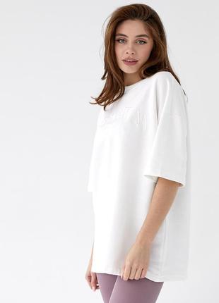 Жіноча біла футболка з подовженими рукавами оверсайз з вишитим написом