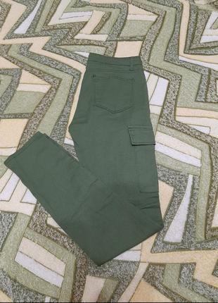 Джинсы цвета хаки, зеленые с накладными карманами1 фото