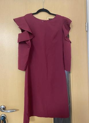 Платье, 38 размера (м). с открытыми плечами.