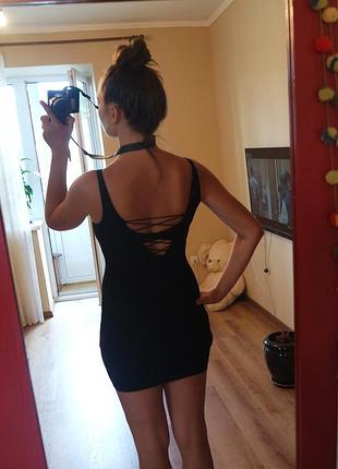 Короткое черное платье с открытой спиной