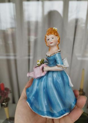 Статуэтка фарфор девушка с лейкой
