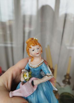 Статуэтка фарфор девушка с лейкой