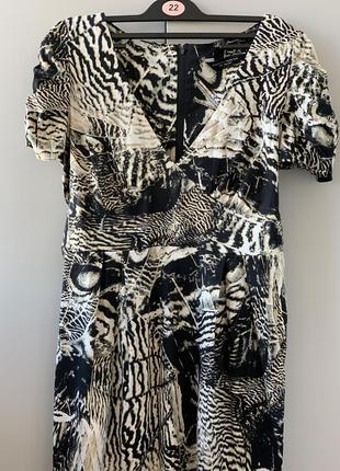 Стрейчевое платье с глубоким вырезом и объемными рукавами