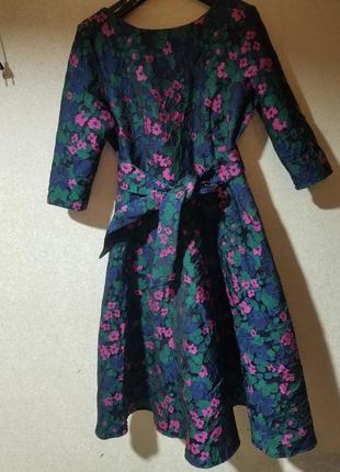 Платье атласное с вышитыми цветами1 фото