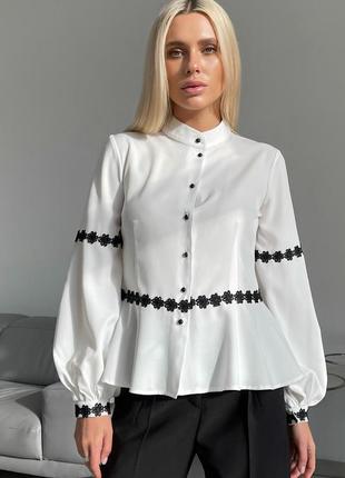 Блуза женская молочная с черным кружевом1 фото