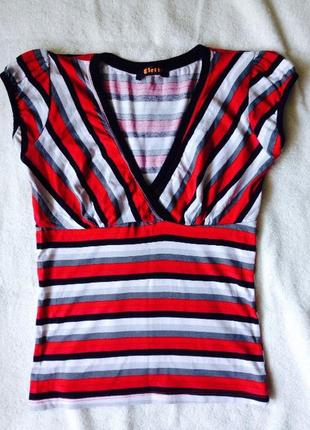 Яскрава футболка на літо