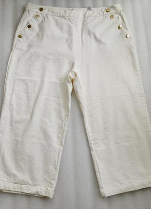 Белоснежные батальные джинсовые брюки с золотой гарнитурой.длина 1032 фото