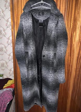 Женское черно-белое пальто3 фото