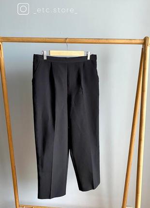 Чорні базові брюки зі стрілками та кишенями від sarah hamilton